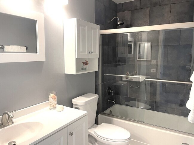 Building Photo - 868 Brompton Ct