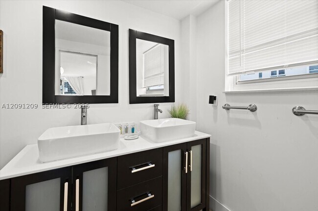 Building Photo - 4001 S Ocean Dr