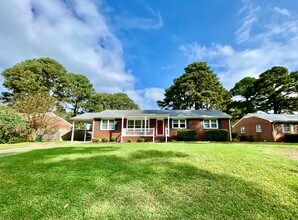 Building Photo - AVAILABLE EARLY MAY, Charming ranch home with front porch in Castle Heights!