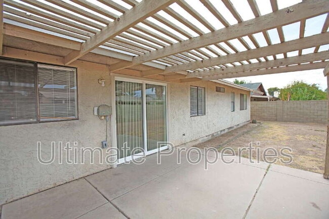 Building Photo - 2808 W Orangewood Ave