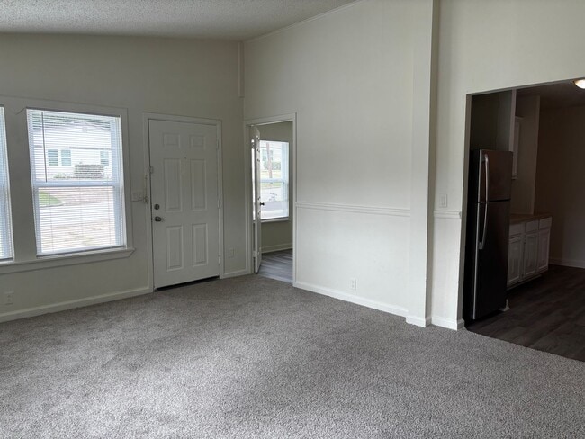 Building Photo - 4 Bedroom 2 Bath