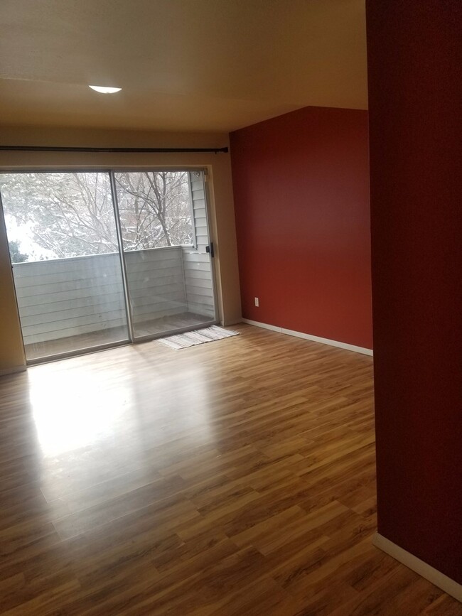 Building Photo - Great Condo near U of U! Washer/Dryer incl...