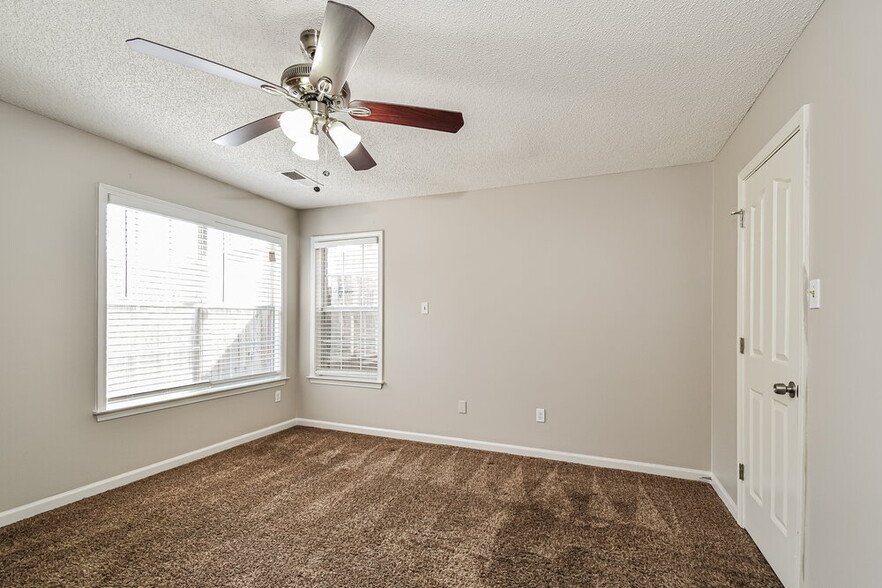 Building Photo - 6844 Charlotte Dr