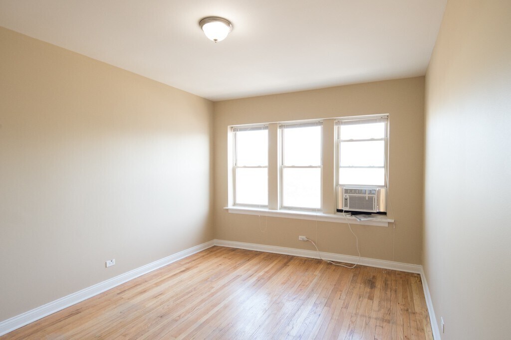 Building Photo - 4439 W Fullerton Ave