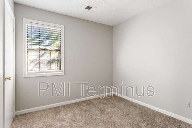 Building Photo - 5005 Hawthorne Ct