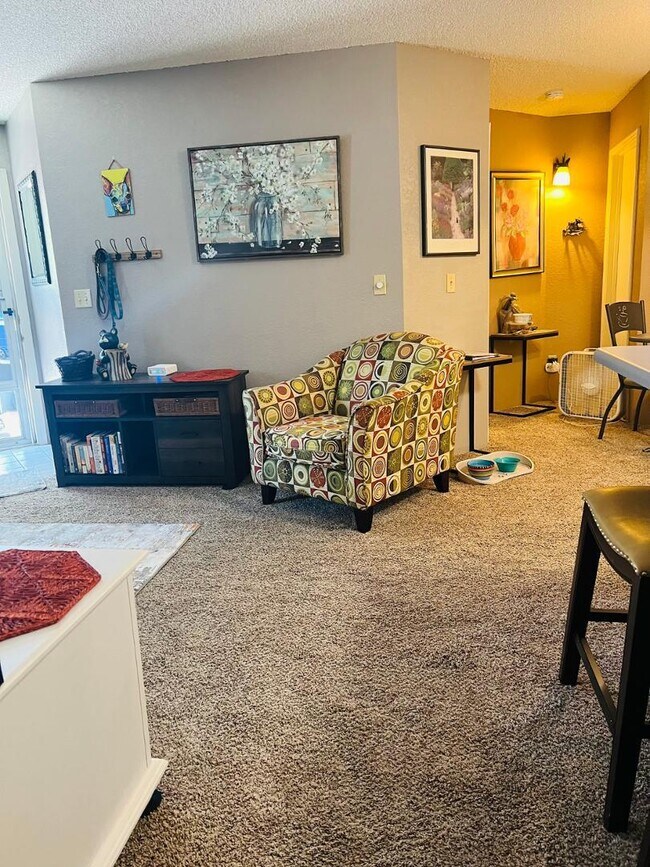 Building Photo - 2600 S White Mountain Rd