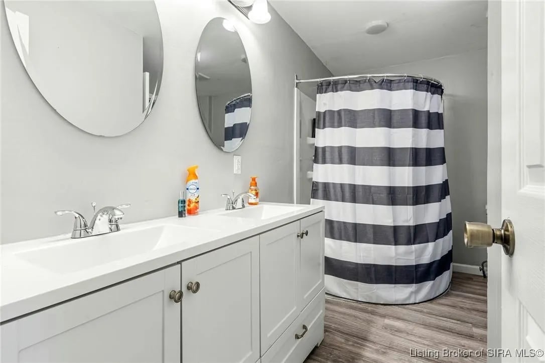 bathroom 2 - 531 E Chestnut St