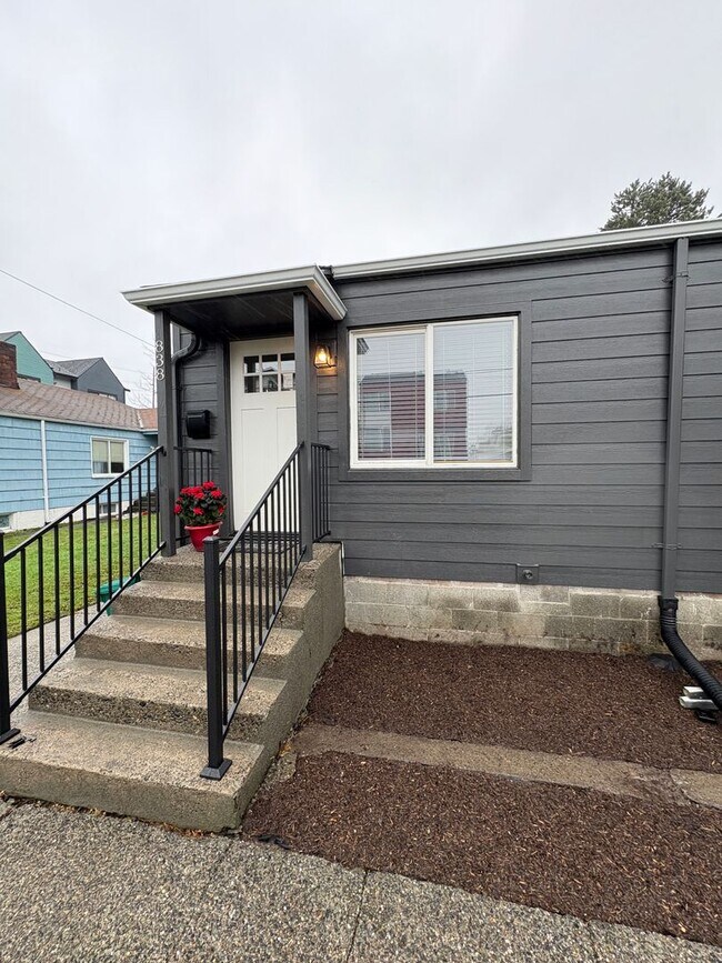 Building Photo - Ballard Beauty, 2 bed 2 bath Remodel with two entrances.
