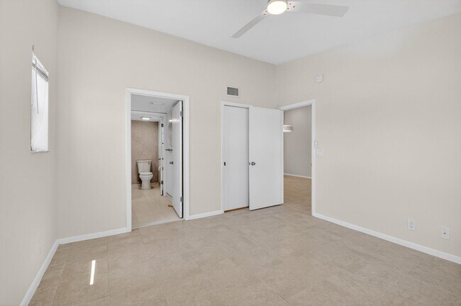 Building Photo - 6649 Somerset Dr