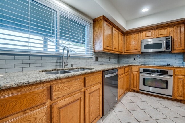 Building Photo - ***2 WEEKS FREE RENT WITH MOVE IN ON OR BE...