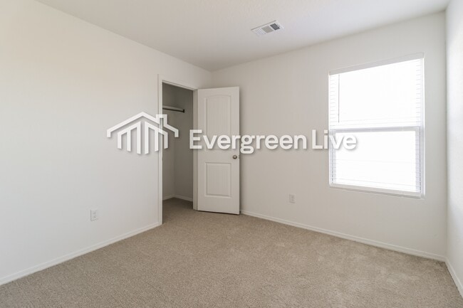 Building Photo - 32 10 Point Ln