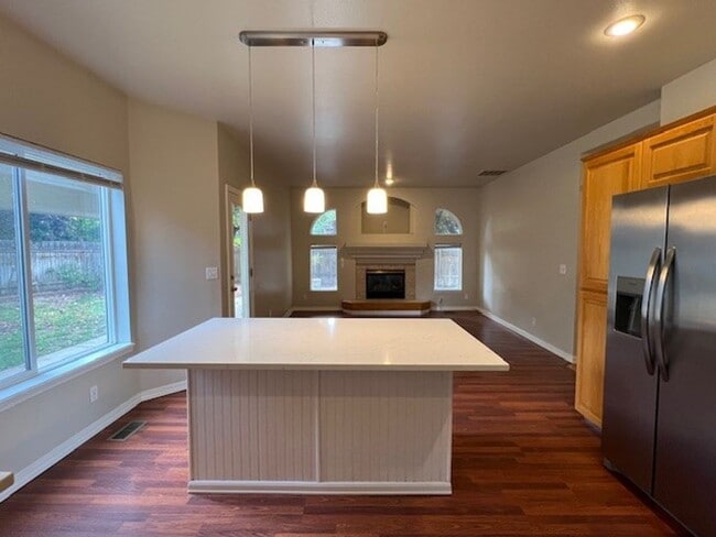 Building Photo - Beautiful 5bd 3ba home on corner lot, Edge...