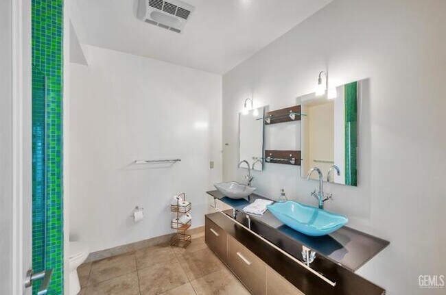 Building Photo - 368 Elm St