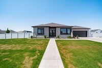Building Photo - Stunning 5-Bed, 3-Bath Home in a Desirable...
