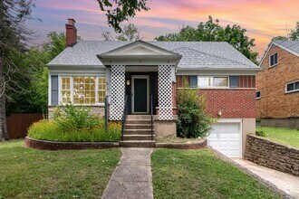 Building Photo - Stunningly Renovated 4 Bedroom 1 Bathroom ...