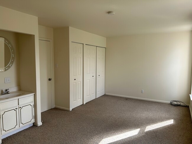 Building Photo - 4 Village Pointe Ln