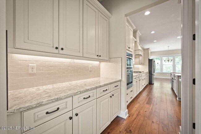 Building Photo - 305 Seahill Dr