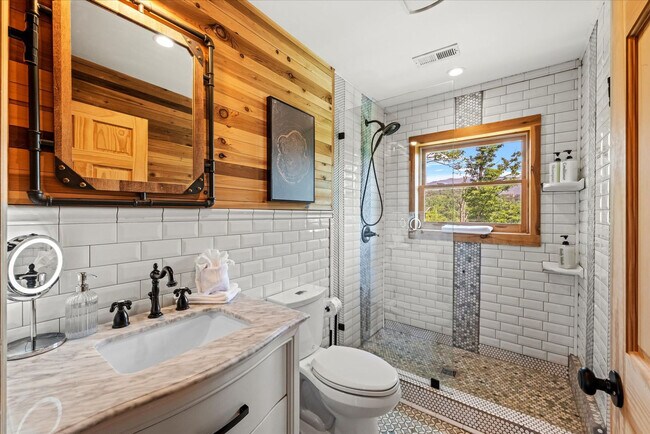 Building Photo - 208 Tunnel Ridge Dr