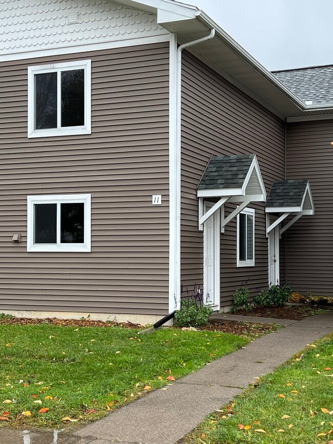 Building Photo - 11 Birchwood Dr