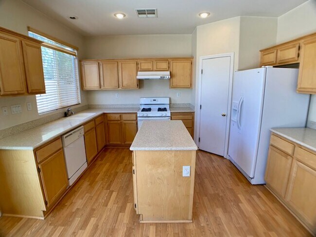 Building Photo - 9679 Ridgebluff Ave