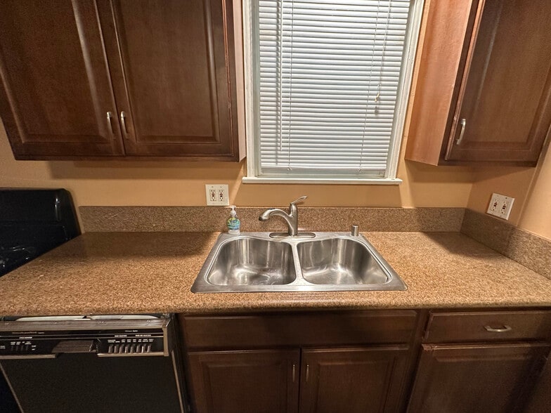 Kitchen sink - 10809 Huston St