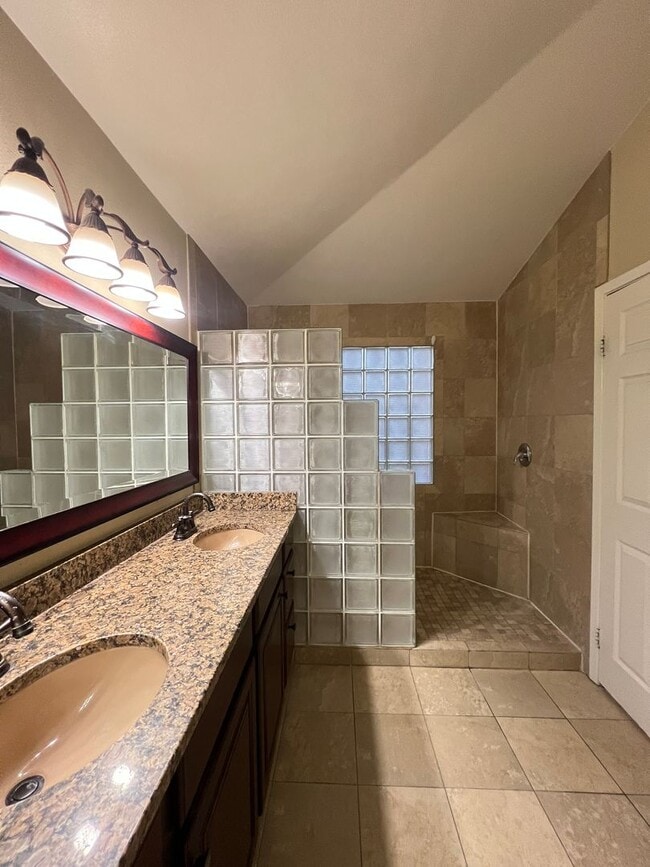 Building Photo - 3 bedroom upgraded Green Valley Home with Pool!