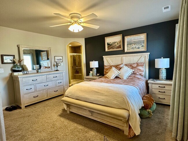 Building Photo - FANTASTIC 3BD/2.5BA w/ A/C in Patriot Park