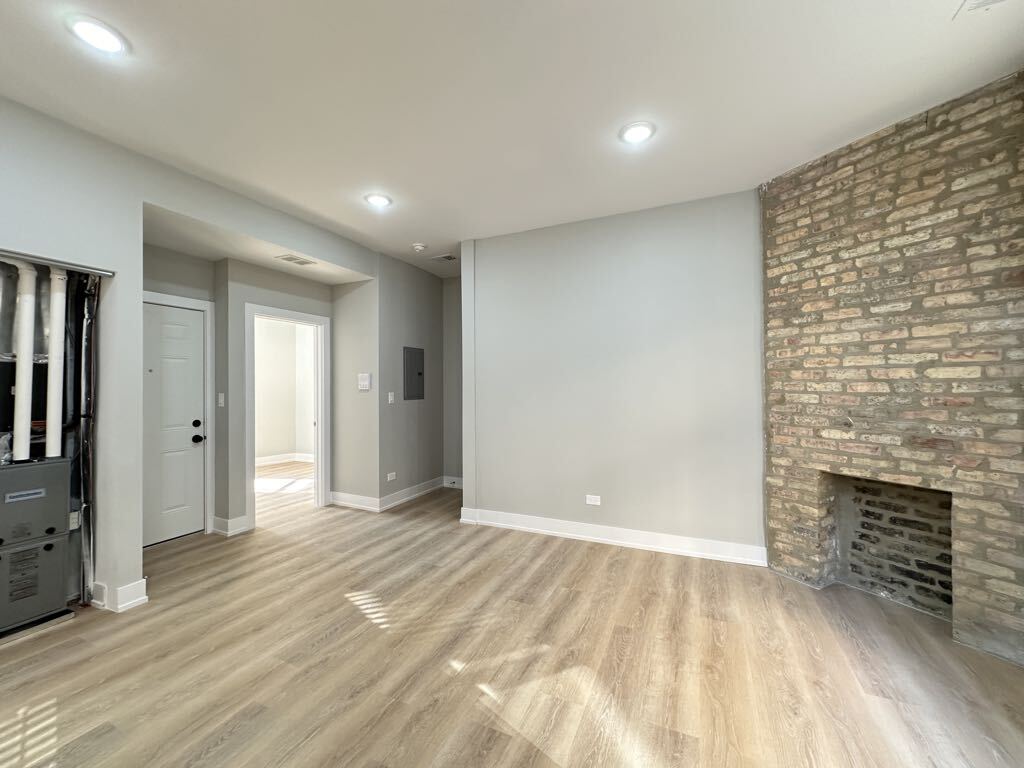 Building Photo - 419 W Belden Ave