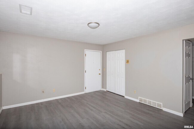 Building Photo - 3430 Holiday Ct