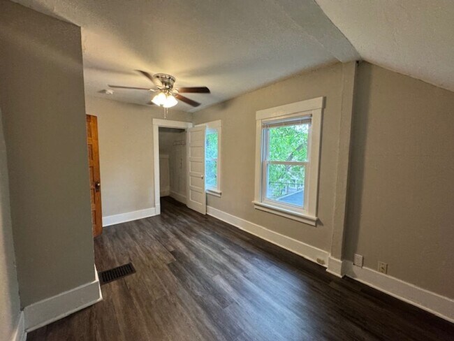 Building Photo - 2 Bed Updated Kitchen must See!