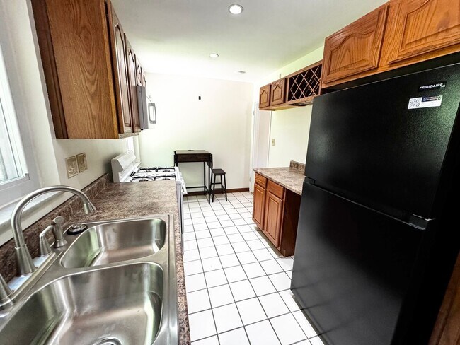 Building Photo - BRENTWOOD BEAUTY -- Available Now!!   PRICE REDUCED!!