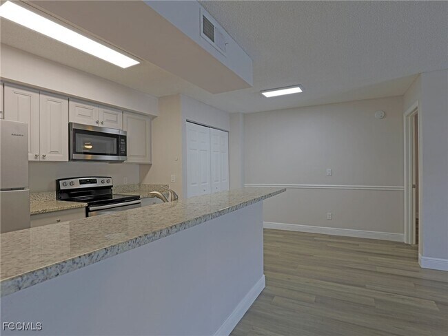 Building Photo - 5321 Summerlin Rd