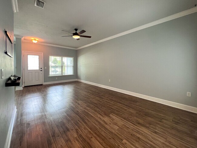 Building Photo - 3BR/2.5BA Townhouse in Sorrento - availabl...