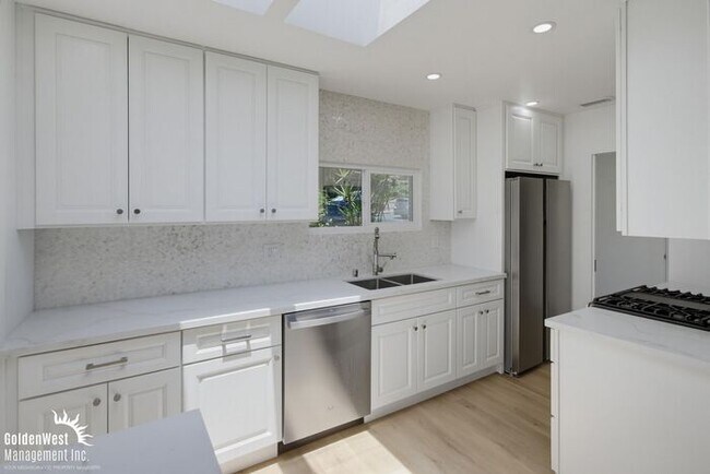Building Photo - Stylishly Updated 3Bdm 2Ba Main Home in San Diego - MI Special!