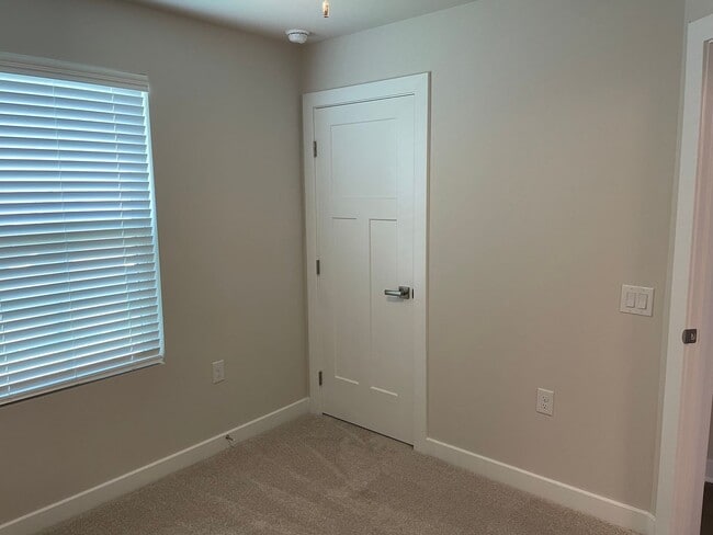 Building Photo - 3 Bedroom 2 Bathroom House In Hickman's Cr...