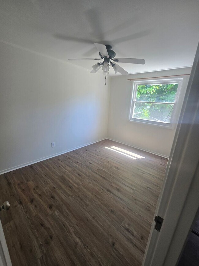 Building Photo - Charming Sunset Hills Condo