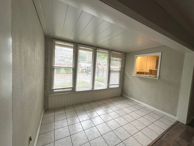 Building Photo - Spacious Condo in Prime Sandy Springs Location – Gated Community with Pool!