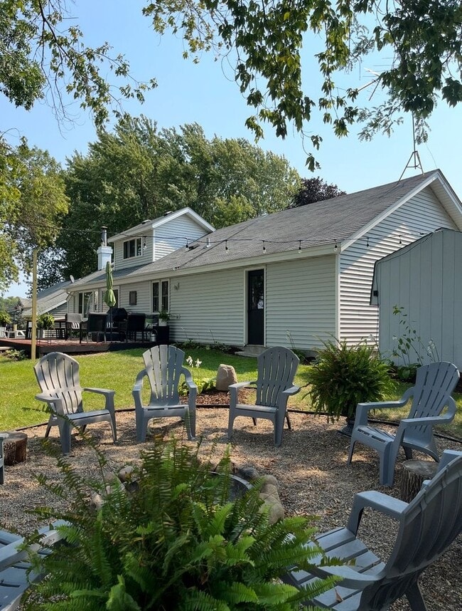 Building Photo - Charming 2BR+ Loft Lake House in Maple Lake