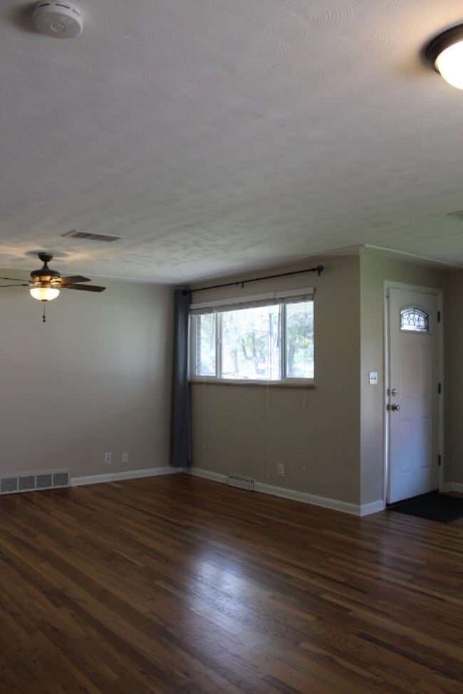 Building Photo - Splendid 3 bedroom/ 1 3/4 bath Ranch in Ha...