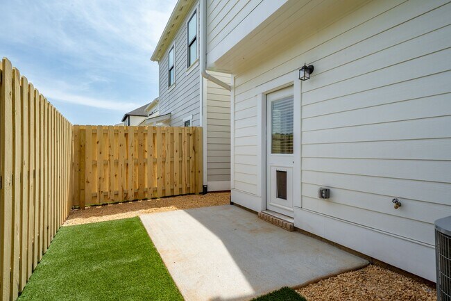 Building Photo - Spacious 3 Bedroom Home with Fenced Backyard