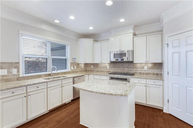 Building Photo - 2541 Sibley Dr