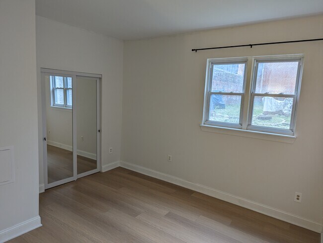 Building Photo - 615 E Thompson St