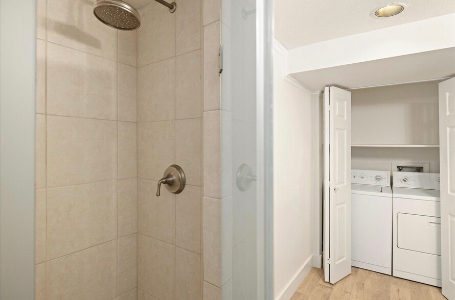 Private washer~dryer - 4647 Burgundy Ln