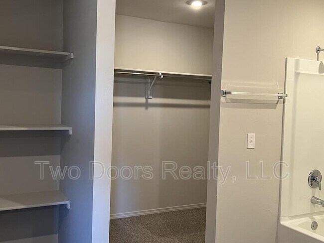 Building Photo - 561 SE 3rd Ter