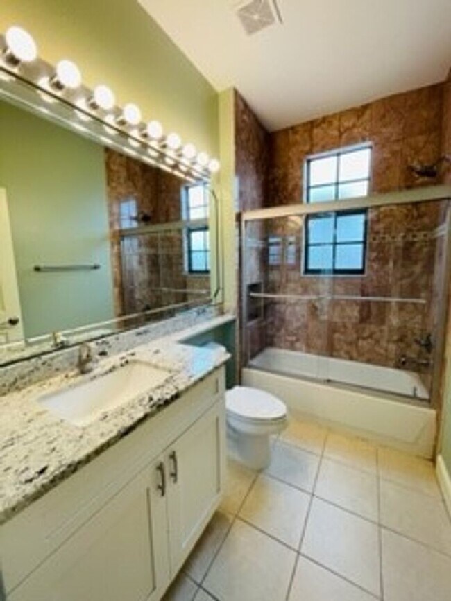 Building Photo - Townhome in the gated community of Bristol...