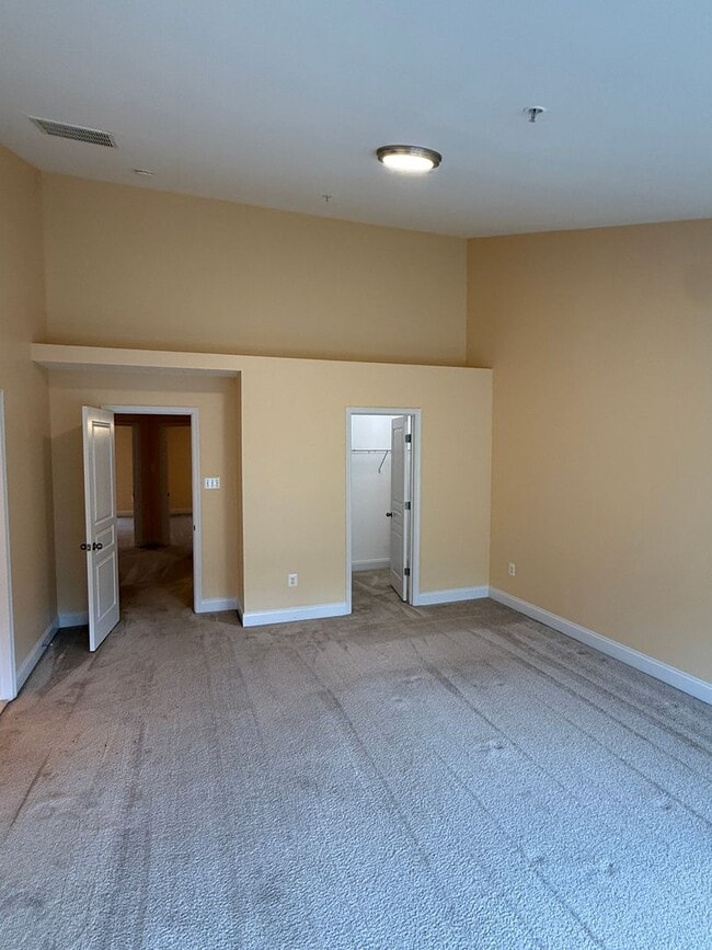 Building Photo - ACT FAST! 4 Bedroom Townhome in Desirable Gateway Overlook Community!