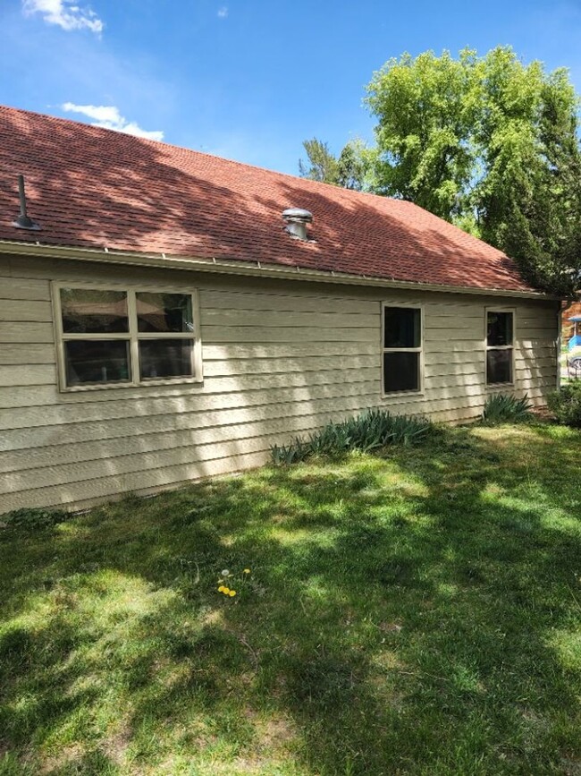 Building Photo - GLENWOOD SPRINGS DOWNTOWN 3 BEDROOM AND LO...