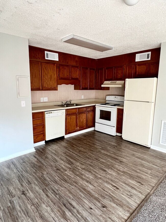 Primary Photo - Cozy 1 Bedroom/1 Bath condo in Garden City...