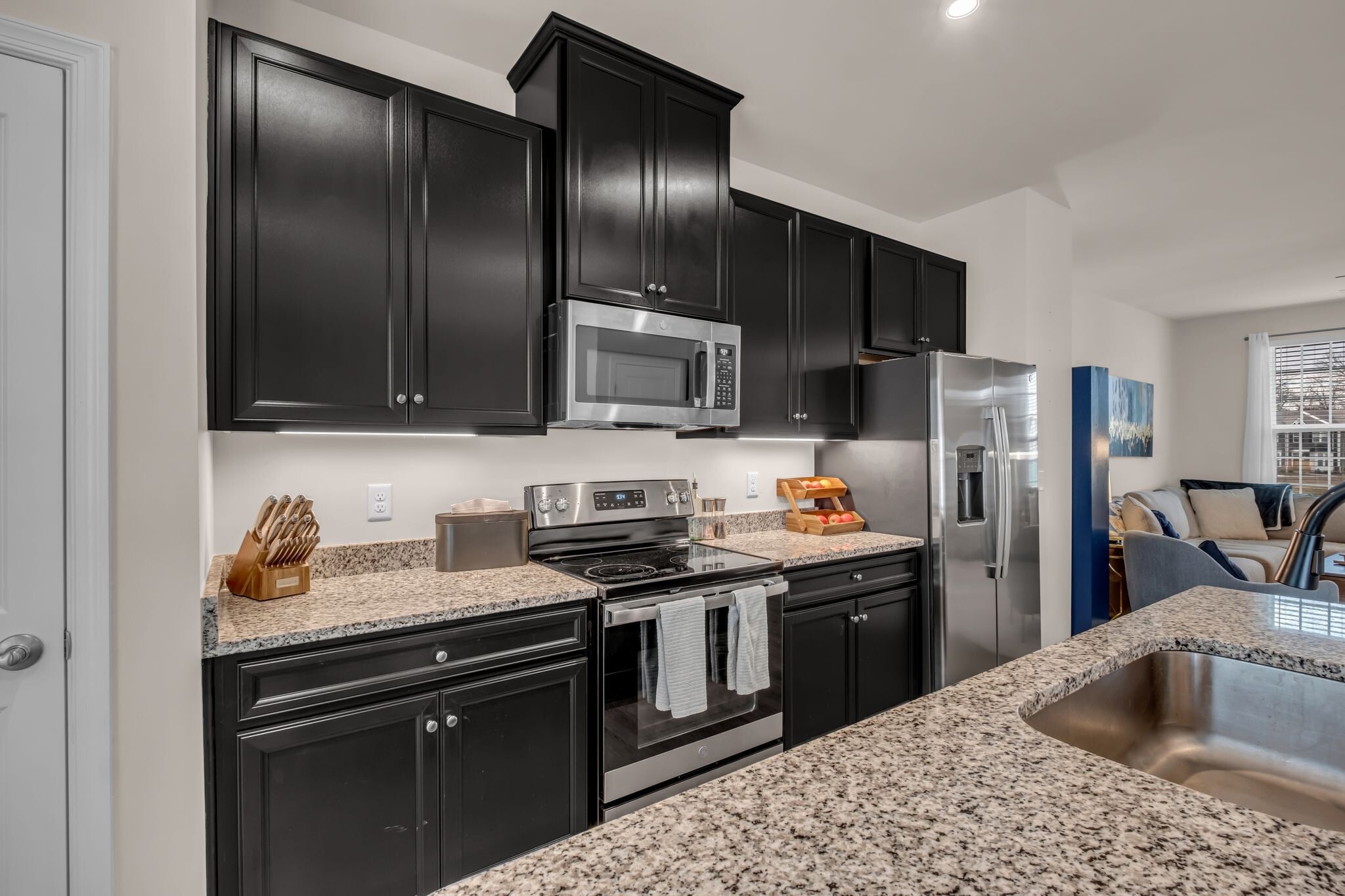 PROPERTY DOES NOT COME FURNISHED- KITCHEN APPLIANCES INCLUDED - 420 Park Ave