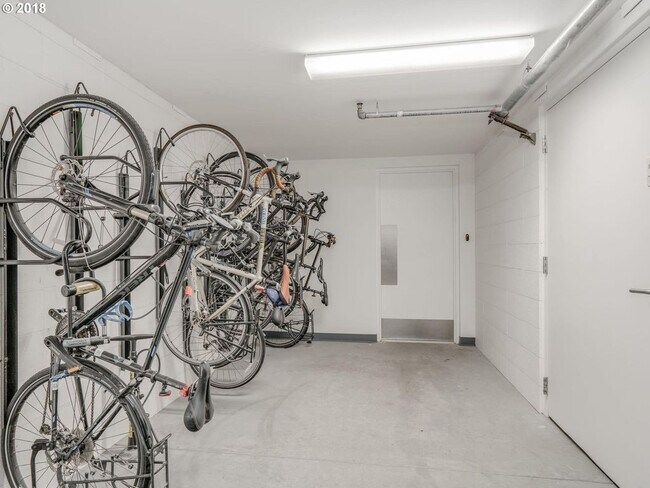 Building Photo - MOVE IN SPECIAL: $500 OFF! Stunning Condo ...